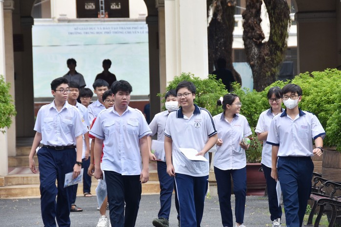 Thí sinh thi tuyển vào lớp 10 tại Hội đồng thi Trường THPT chuyên Lê Hồng Phong (quận 5, TP HCM) Ảnh: TẤN THẠNH
