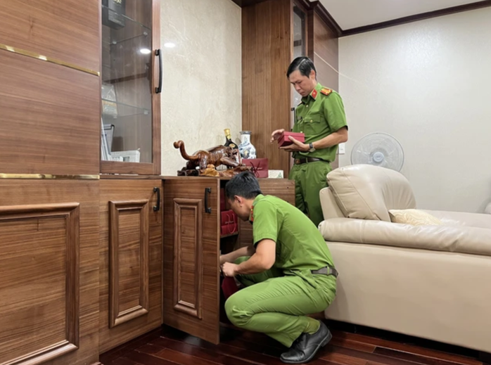 Công an TP HCM bắt ông Đinh Chí Minh- Ảnh 4. Công an TP HCM bắt ông Đinh Chí Minh- Ảnh 4.