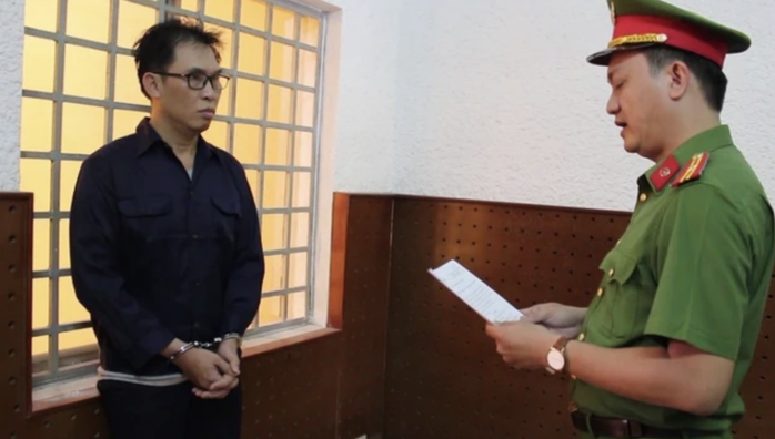 Công an TP HCM bắt ông Đinh Chí Minh- Ảnh 2. Công an TP HCM bắt ông Đinh Chí Minh- Ảnh 2.