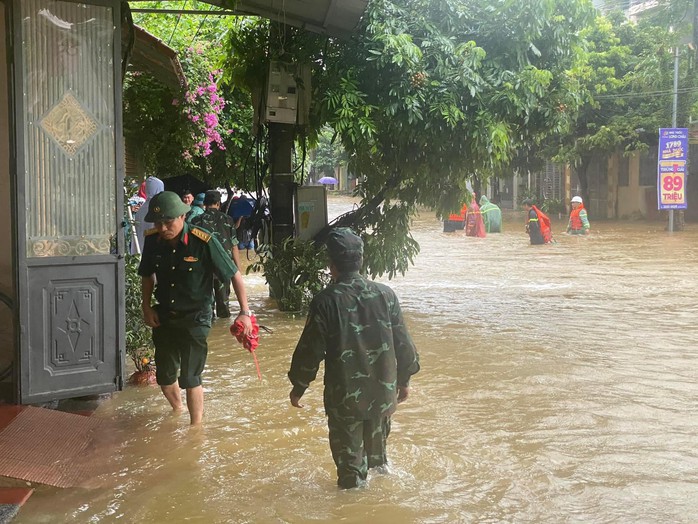 VIDEO: Nước lũ cuồn cuộn đổ về, nhiều nơi ở Hà Giang lại ngập sâu- Ảnh 1. VIDEO: Nước lũ cuồn cuộn đổ về, nhiều nơi ở Hà Giang lại ngập sâu- Ảnh 1.