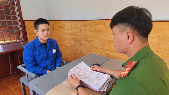 Mâu thuẫn trên mạng xã hội, 1 thanh niên bắn 6 phát súng vào đối thủ- Ảnh 1. Mâu thuẫn trên mạng xã hội, 1 thanh niên bắn 6 phát súng vào đối thủ- Ảnh 1.