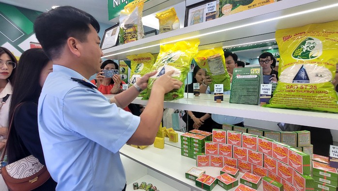 Gạo giả giống hệt thật, khó nhận biết bằng mắt thường- Ảnh 1. Gạo giả giống hệt thật, khó nhận biết bằng mắt thường- Ảnh 1.