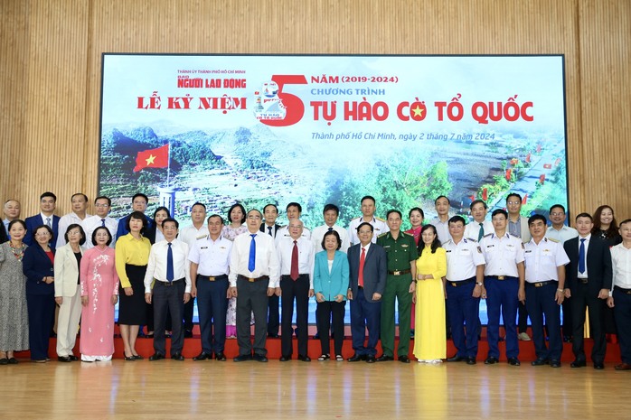 5 NĂM "TỰ HÀO CỜ TỔ QUỐC": Đưa chương trình lên tầm cao mới- Ảnh 4. 5 NĂM "TỰ HÀO CỜ TỔ QUỐC": Đưa chương trình lên tầm cao mới- Ảnh 4.