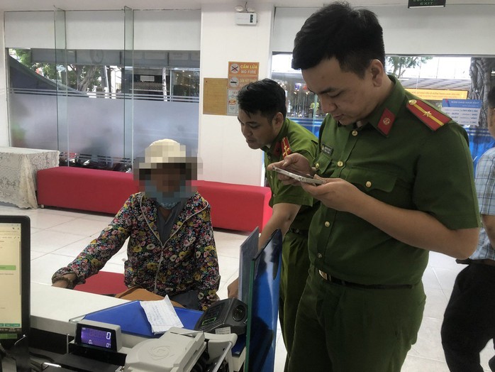 Người phụ nữ 66 tuổi hoảng loạn, đòi chuyển tiền cho kẻ gian- Ảnh 1.