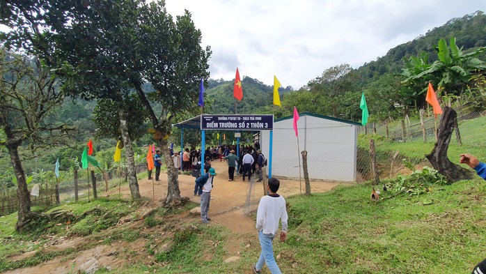 “Mắc kẹt” trong vùng chồng lấn địa giới hành chính, đời sống sinh hoạt, học tập của học sinh và người dân thôn 3, xã Trà Vinh, huyện Nam Trà My gặp nhiều khó khăn “Mắc kẹt” trong vùng chồng lấn địa giới hành chính, đời sống sinh hoạt, học tập của học sinh và người dân thôn 3, xã Trà Vinh, huyện Nam Trà My gặp nhiều khó khăn