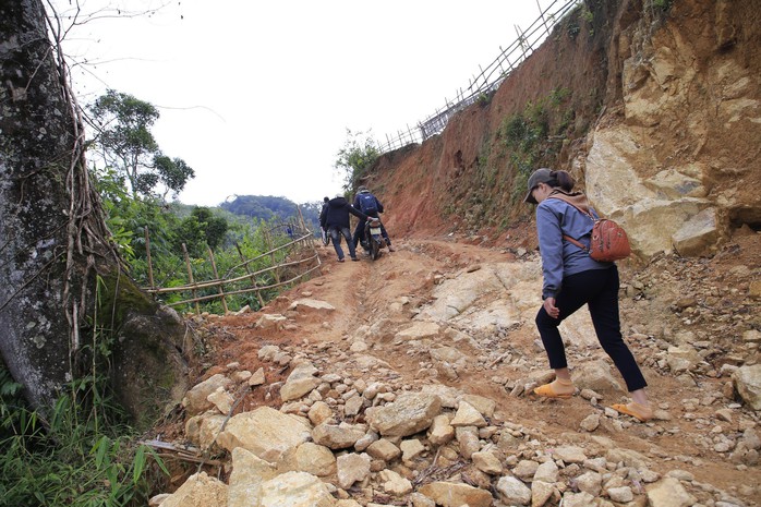 Hạ tầng giao thông không được đầu tư, đường vào thôn 3, xã Trà Vinh, huyện Nam Trà My hết sức trắc trở Ảnh: TRẦN THƯỜNG Hạ tầng giao thông không được đầu tư, đường vào thôn 3, xã Trà Vinh, huyện Nam Trà My hết sức trắc trở Ảnh: TRẦN THƯỜNG