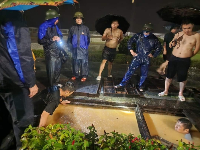 Mưa lớn kéo dài ở Hạ Long, nhiều hộ dân phải di dời khẩn cấp- Ảnh 3. Mưa lớn kéo dài ở Hạ Long, nhiều hộ dân phải di dời khẩn cấp- Ảnh 3.