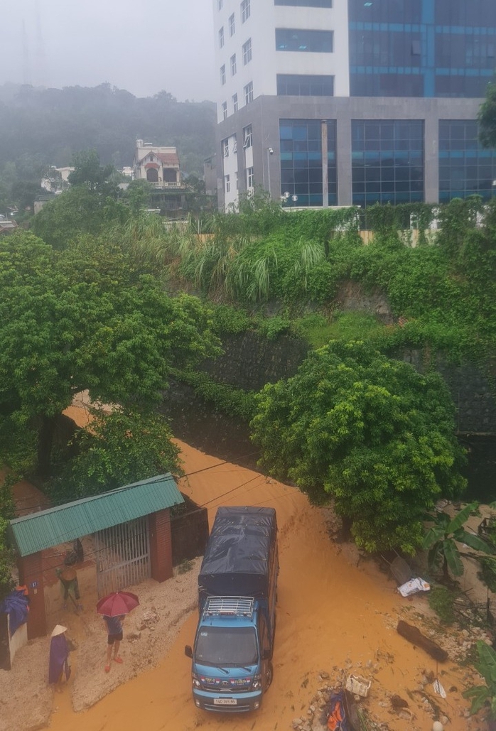 Mưa lớn kéo dài ở Hạ Long, nhiều hộ dân phải di dời khẩn cấp- Ảnh 5. Mưa lớn kéo dài ở Hạ Long, nhiều hộ dân phải di dời khẩn cấp- Ảnh 5.