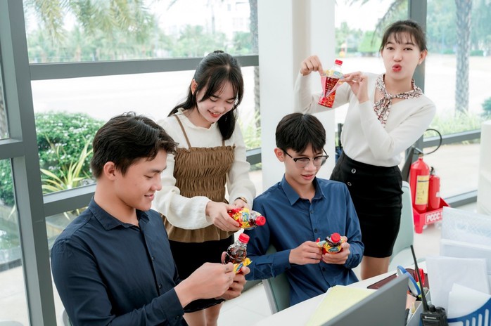 Nhiều bạn trẻ vừa thanh lọc cơ thể để tươi mát mỗi ngày vừa háo hức xé nhãn chai lấy mã code tham gia chương trình khuyến mãi của Trà Dr Thanh để săn các giải thưởng giá trị mỗi ngày. Đặc biệt trong đó là giải thưởng 1 lần trúng 9 miếng vàng SJC 999.9, mỗi miếng 5 chỉ Nhiều bạn trẻ vừa thanh lọc cơ thể để tươi mát mỗi ngày vừa háo hức xé nhãn chai lấy mã code tham gia chương trình khuyến mãi của Trà Dr Thanh để săn các giải thưởng giá trị mỗi ngày. Đặc biệt trong đó là giải thưởng 1 lần trúng 9 miếng vàng SJC 999.9, mỗi miếng 5 chỉ
