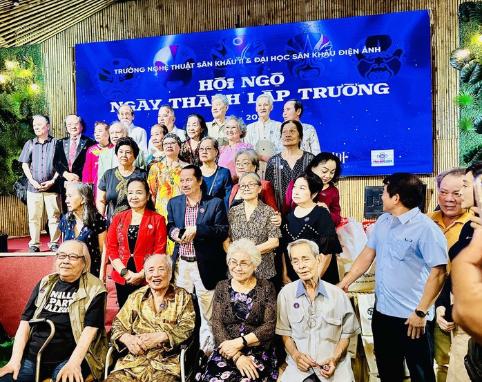 Thầy và trò nghệ sĩ hội ngộ 48 năm trong nước mắt, nụ cười- Ảnh 3. Thầy và trò nghệ sĩ hội ngộ 48 năm trong nước mắt, nụ cười- Ảnh 3.