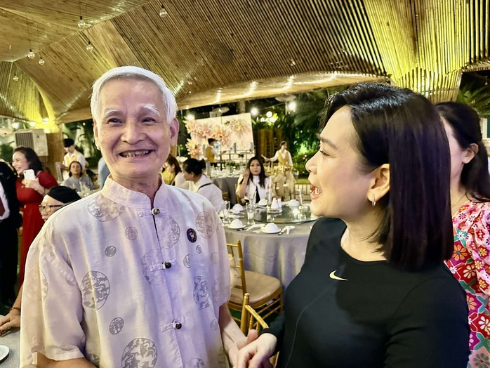 Thầy và trò nghệ sĩ hội ngộ 48 năm trong nước mắt, nụ cười- Ảnh 10. Thầy và trò nghệ sĩ hội ngộ 48 năm trong nước mắt, nụ cười- Ảnh 10.