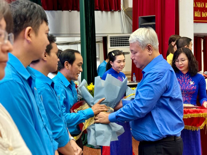 Ông Võ Khắc Thái, Chủ tịch LĐLĐ TP HCM, vinh danh các chủ doanh nghiệp tiêu biểu vì người lao động tại quận 5 Ảnh: MỸ HẠ Ông Võ Khắc Thái, Chủ tịch LĐLĐ TP HCM, vinh danh các chủ doanh nghiệp tiêu biểu vì người lao động tại quận 5 Ảnh: MỸ HẠ