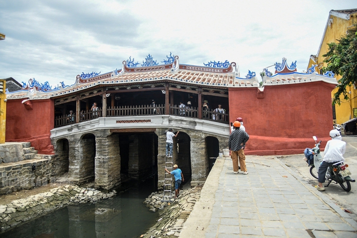 Hội An quét lớp vôi màu nhụ lên thành Chùa Cầu- Ảnh 1. Hội An quét lớp vôi màu nhụ lên thành Chùa Cầu- Ảnh 1.