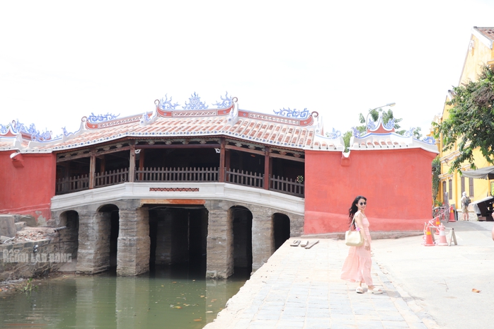 Hội An quét lớp vôi màu nhụ lên thành Chùa Cầu- Ảnh 3. Hội An quét lớp vôi màu nhụ lên thành Chùa Cầu- Ảnh 3.