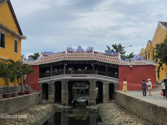 Hội An quét lớp vôi màu nhụ lên thành Chùa Cầu- Ảnh 4. Hội An quét lớp vôi màu nhụ lên thành Chùa Cầu- Ảnh 4.
