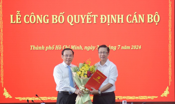 Bí thư Thành ủy TP HCM trao quyết định nghỉ hưu cho ông Phạm Đức Hải- Ảnh 1. Bí thư Thành ủy TP HCM trao quyết định nghỉ hưu cho ông Phạm Đức Hải- Ảnh 1.