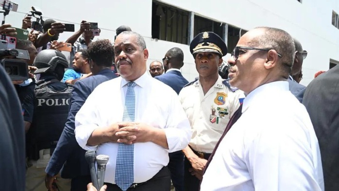 Thủ tướng Haiti thoát chết trong gang tấc trước họng súng máy- Ảnh 1. Thủ tướng Haiti thoát chết trong gang tấc trước họng súng máy- Ảnh 1.