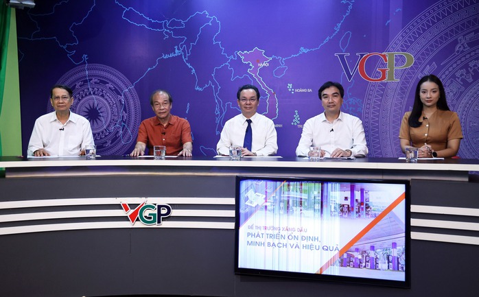 Bất cập giá xăng dầu 15 ngàn/lít cũng được điều hành như khi vọt lên 33 ngàn đồng/lít- Ảnh 1. Bất cập giá xăng dầu 15 ngàn/lít cũng được điều hành như khi vọt lên 33 ngàn đồng/lít- Ảnh 1.