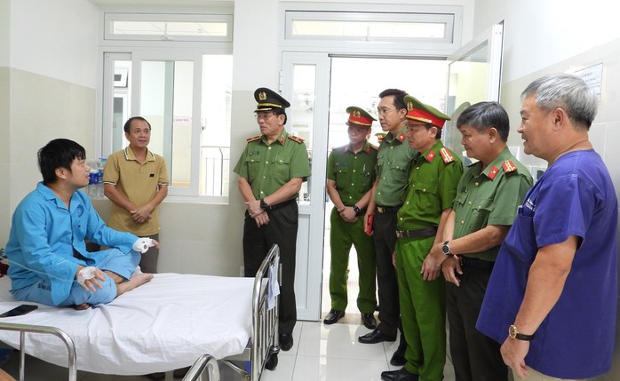 Đà Nẵng: Bắt giam kẻ quậy phá ở nhà thờ, chém 2 công an bị thương- Ảnh 1. Đà Nẵng: Bắt giam kẻ quậy phá ở nhà thờ, chém 2 công an bị thương- Ảnh 1.