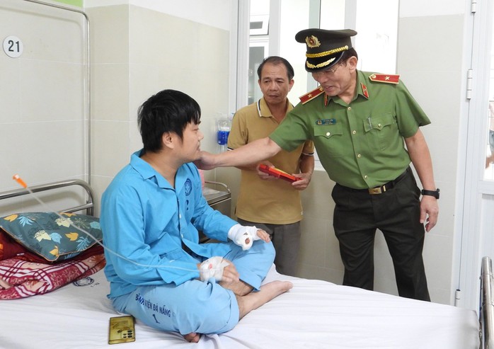 Đà Nẵng: Bắt giam kẻ quậy phá ở nhà thờ, chém 2 công an bị thương- Ảnh 2. Đà Nẵng: Bắt giam kẻ quậy phá ở nhà thờ, chém 2 công an bị thương- Ảnh 2.