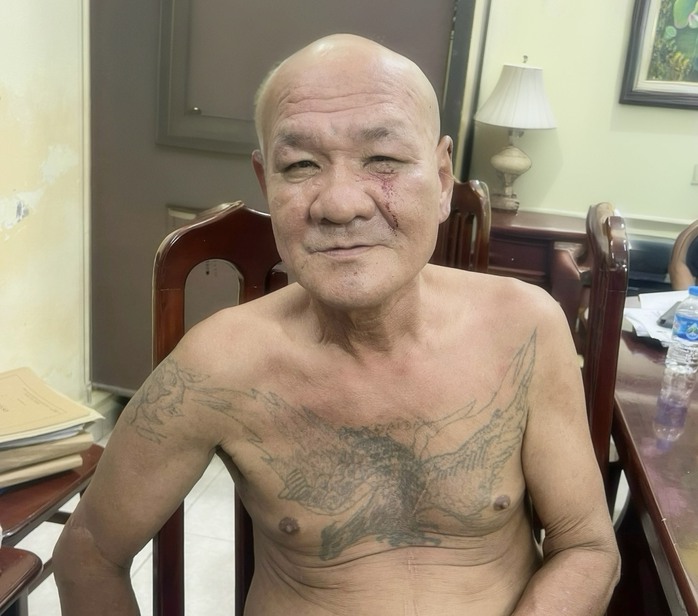 VIDEO: Bắt người đàn ông xăm trổ chém người trên phố- Ảnh 1. VIDEO: Bắt người đàn ông xăm trổ chém người trên phố- Ảnh 1.