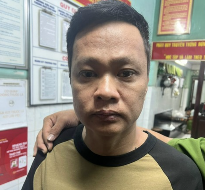 Công an quận 3 bắt thanh niên áo đen ra tay chớp nhoáng với 2 phụ nữ - Ảnh 2. Công an quận 3 bắt thanh niên áo đen ra tay chớp nhoáng với 2 phụ nữ - Ảnh 2.