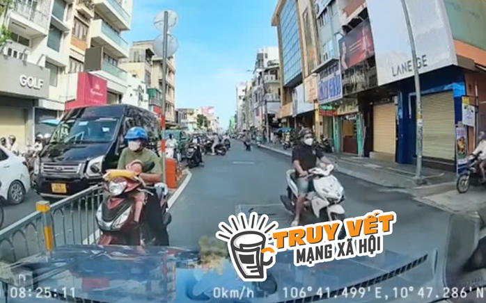 Chở con đi ngược chiều gây bão mạng xã hội: Sao lại bênh vực cái sai trái?- Ảnh 1. Chở con đi ngược chiều gây bão mạng xã hội: Sao lại bênh vực cái sai trái?- Ảnh 1.