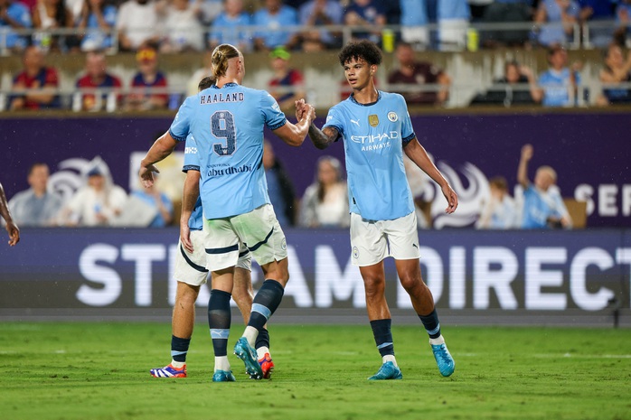 Haaland chia vui cùng Nico O'Reilly (75) sau bàn gỡ 1-1 cho Man City Haaland chia vui cùng Nico O'Reilly (75) sau bàn gỡ 1-1 cho Man City