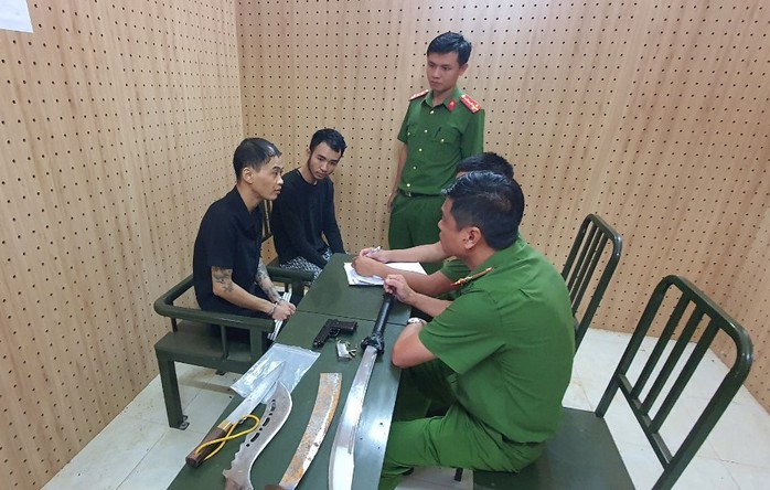 Nổ súng trước nhà đối thủ để giải quyết mâu thuẫn trên Facebook- Ảnh 1. Nổ súng trước nhà đối thủ để giải quyết mâu thuẫn trên Facebook- Ảnh 1.