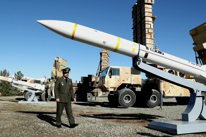 Bộ trưởng Quốc phòng Mohammad-Reza Ashtiani đi gần một tên lửa của Iran trong buổi lễ ra mắt tại Tehran vào ngày 17-2-2024. Ảnh: BQP Iran Bộ trưởng Quốc phòng Mohammad-Reza Ashtiani đi gần một tên lửa của Iran trong buổi lễ ra mắt tại Tehran vào ngày 17-2-2024. Ảnh: BQP Iran