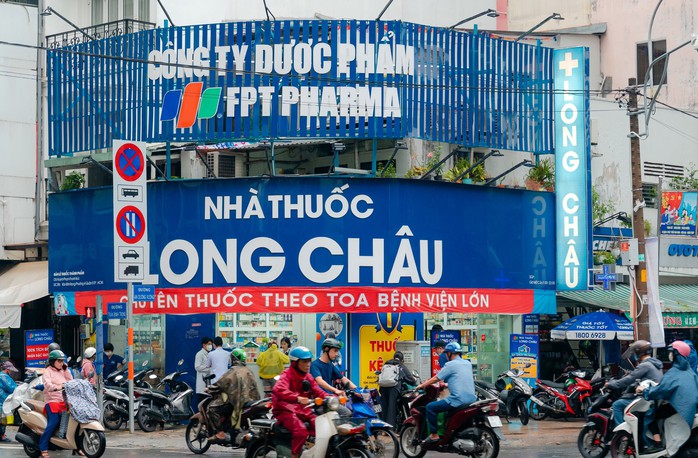 Hai "ông lớn" bán lẻ đóng thêm cả trăm cửa hàng FPT Shop và Điện Máy Xanh- Ảnh 1. Hai "ông lớn" bán lẻ đóng thêm cả trăm cửa hàng FPT Shop và Điện Máy Xanh- Ảnh 1.