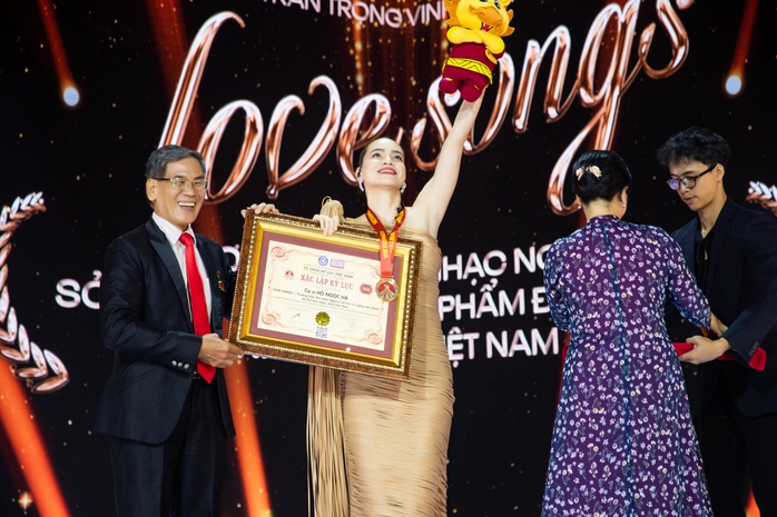 Hồ Ngọc Hà nhận kỷ lục Việt Nam- Ảnh 1. Hồ Ngọc Hà nhận kỷ lục Việt Nam- Ảnh 1.