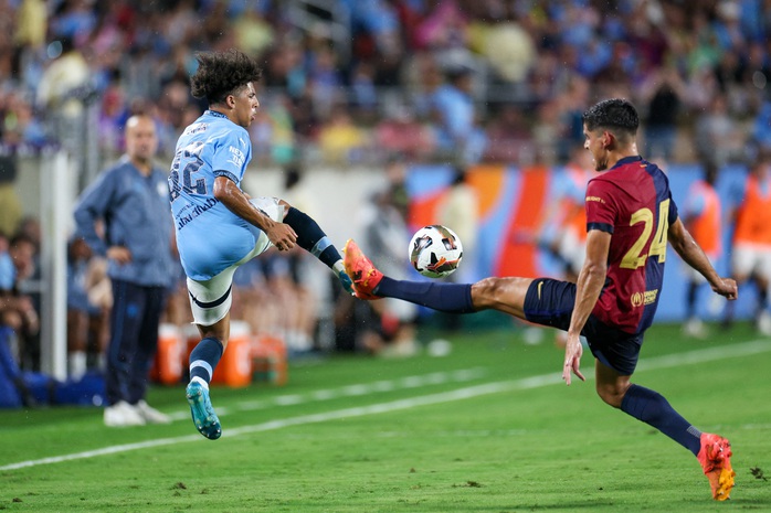 Oscar Bobb (Man City, 52) đối đầu cùng Gerard Martin (24) Oscar Bobb (Man City, 52) đối đầu cùng Gerard Martin (24)