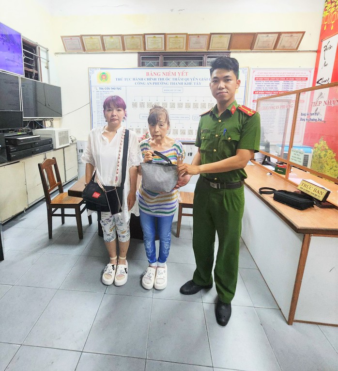 Nữ du khách bật khóc nức nở vì được Công an Đà Nẵng giúp đỡ tìm lại túi xách- Ảnh 1.