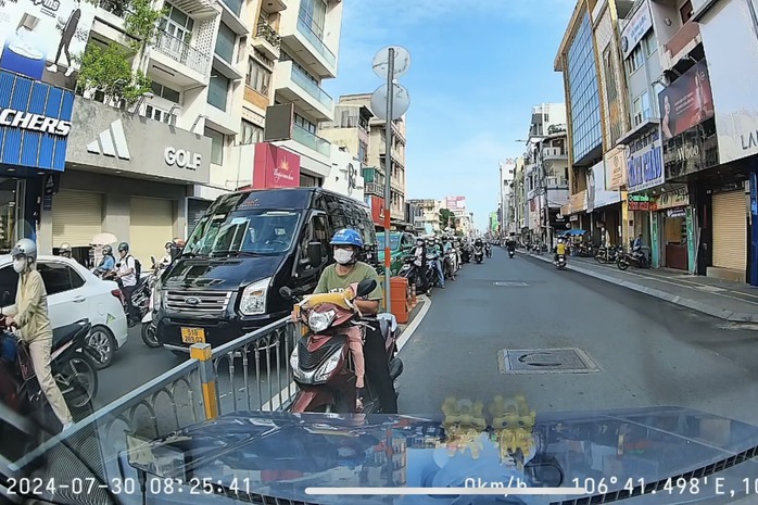 Bức xúc clip người đàn ông bế theo em bé gây cản trở giao thông ở trung tâm TP HCM- Ảnh 1. Bức xúc clip người đàn ông bế theo em bé gây cản trở giao thông ở trung tâm TP HCM- Ảnh 1.