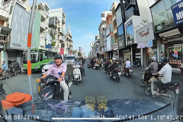 Bức xúc clip người đàn ông bế theo em bé gây cản trở giao thông ở trung tâm TP HCM- Ảnh 2. Bức xúc clip người đàn ông bế theo em bé gây cản trở giao thông ở trung tâm TP HCM- Ảnh 2.