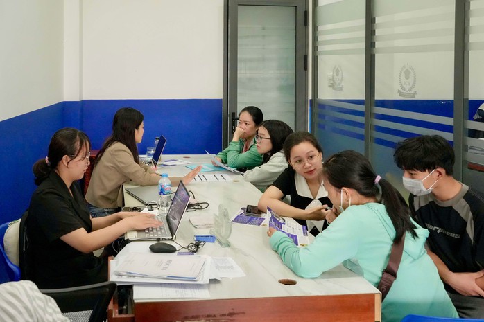 Sau khi có điểm chuẩn vào lớp 10 công lập, ngày 4-7 số lượng học sinh đến Trường CĐ Kỹ thuật - Du lịch Sài Gòn tư vấn, đăng ký nhập học tăng gấp 5 lần Sau khi có điểm chuẩn vào lớp 10 công lập, ngày 4-7 số lượng học sinh đến Trường CĐ Kỹ thuật - Du lịch Sài Gòn tư vấn, đăng ký nhập học tăng gấp 5 lần