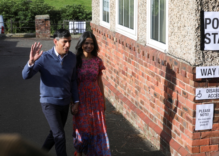 Thủ tướng Anh Rishi Sunak cùng vợ, bà Akshata Murty, đến phòng bỏ phiếu ở Northallerton – Anh hôm 4-7. Ảnh: REUTERS Thủ tướng Anh Rishi Sunak cùng vợ, bà Akshata Murty, đến phòng bỏ phiếu ở Northallerton – Anh hôm 4-7. Ảnh: REUTERS