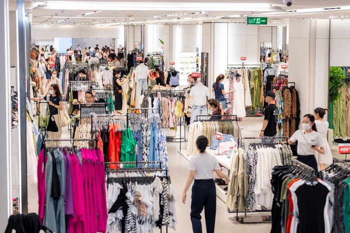 Các thương hiệu thời trang nổi tiếng như Zara, H&M, Adidas, Anta… góp mặt với hàng loạt ưu đãi lên đến 50% Các thương hiệu thời trang nổi tiếng như Zara, H&M, Adidas, Anta… góp mặt với hàng loạt ưu đãi lên đến 50%