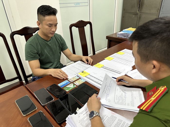 Công an Thừa Thiên - Huế phá chuyên án cá độ bóng đá gần 100 tỉ đồng- Ảnh 1. Công an Thừa Thiên - Huế phá chuyên án cá độ bóng đá gần 100 tỉ đồng- Ảnh 1.