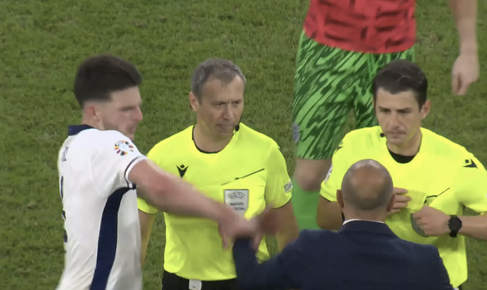 Euro 2024: Chuyên gia đọc khẩu hình tiết lộ Declan Rice lăng mạ HLV Slovakia- Ảnh 1. Euro 2024: Chuyên gia đọc khẩu hình tiết lộ Declan Rice lăng mạ HLV Slovakia- Ảnh 1.