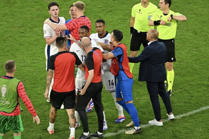 Euro 2024: Chuyên gia đọc khẩu hình tiết lộ Declan Rice lăng mạ HLV Slovakia- Ảnh 2. Euro 2024: Chuyên gia đọc khẩu hình tiết lộ Declan Rice lăng mạ HLV Slovakia- Ảnh 2.