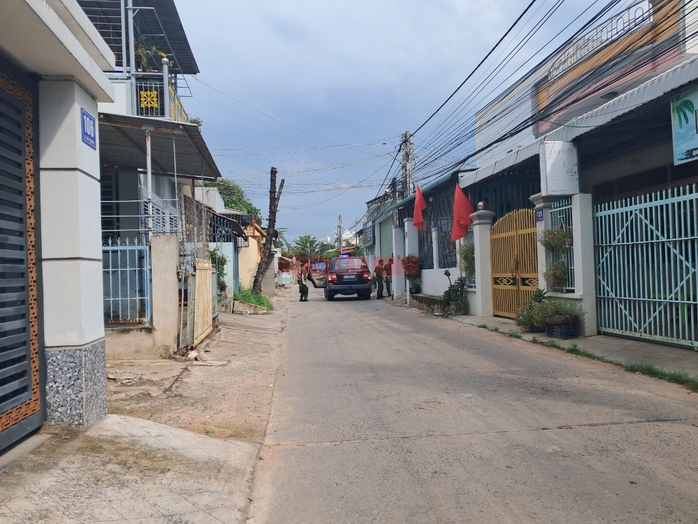 Xe của Bộ Công an, VKSND xuất hiện trước nhà cựu Phó Chủ tịch tỉnh Bình Thuận và Bí thư huyện Phú Quý- Ảnh 3. Xe của Bộ Công an, VKSND xuất hiện trước nhà cựu Phó Chủ tịch tỉnh Bình Thuận và Bí thư huyện Phú Quý- Ảnh 3.