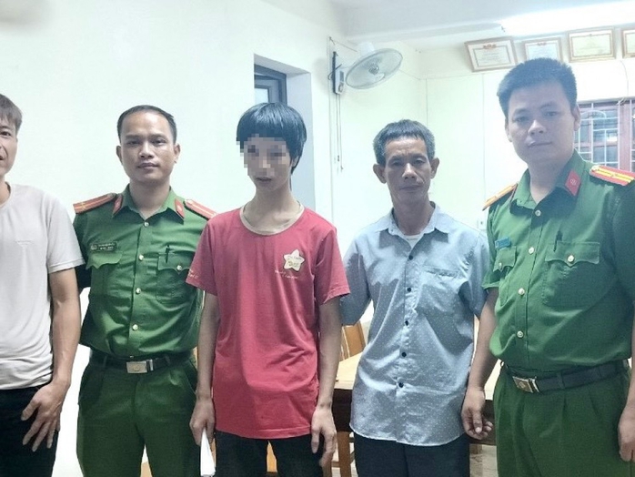 Công an xã giúp một công dân trở về nhà sau 3 tháng đi lạc
- Ảnh 1.
Công an xã giúp một công dân trở về nhà sau 3 tháng đi lạc
- Ảnh 1.