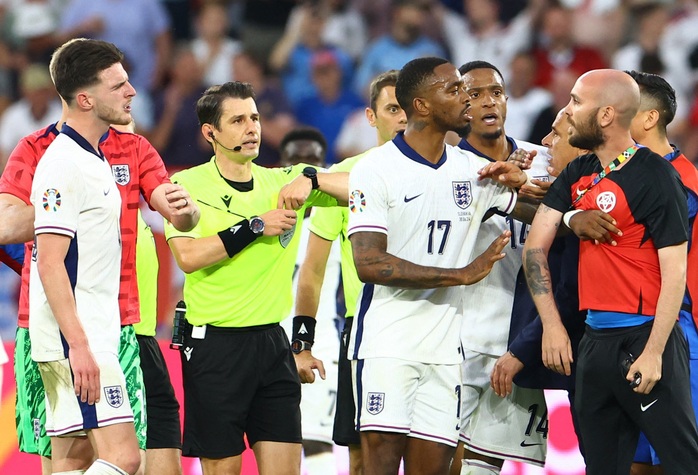 Euro 2024: Chuyên gia đọc khẩu hình tiết lộ Declan Rice lăng mạ HLV Slovakia- Ảnh 3. Euro 2024: Chuyên gia đọc khẩu hình tiết lộ Declan Rice lăng mạ HLV Slovakia- Ảnh 3.