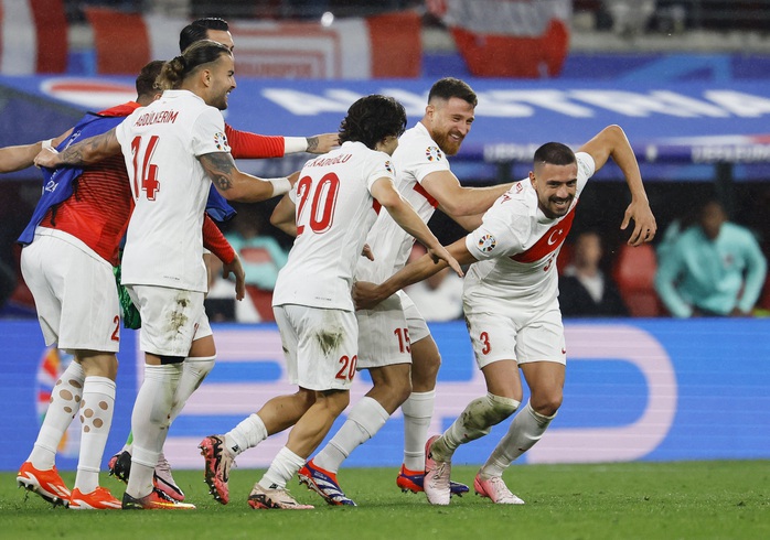 Demiral (3) ghi cả hai bàn trong chiến thắng 2-1 trước Áo Demiral (3) ghi cả hai bàn trong chiến thắng 2-1 trước Áo