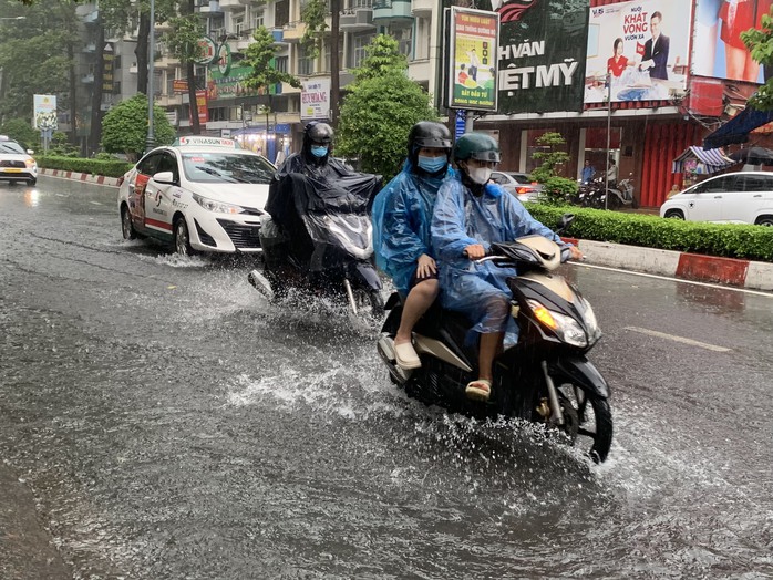 Hình ảnh mưa lớn trút xuống nhiều nơi ở TP HCM- Ảnh 3. Hình ảnh mưa lớn trút xuống nhiều nơi ở TP HCM- Ảnh 3.