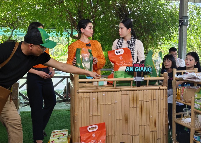 4 giờ livestream chốt đơn 23 tấn gạo lẻ, doanh nghiệp giao hàng ra sao?- Ảnh 2. 4 giờ livestream chốt đơn 23 tấn gạo lẻ, doanh nghiệp giao hàng ra sao?- Ảnh 2.