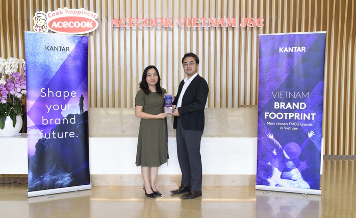 Đại diện Acecook Việt Nam nhận kỷ niệm chương từ phía Kantar Worldpanel Đại diện Acecook Việt Nam nhận kỷ niệm chương từ phía Kantar Worldpanel
