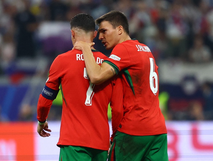 Sao Euro đầu tiên đạt thỏa thuận gia nhập "gã khổng lồ" Bundesliga- Ảnh 5. Sao Euro đầu tiên đạt thỏa thuận gia nhập "gã khổng lồ" Bundesliga- Ảnh 5.